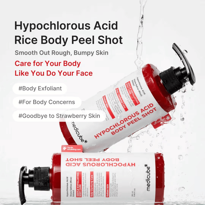 Kampanjakuva tuotteelle Medicube Hypochlorous Acid Body Peel Shot vesiefektillä ja painotuksella vartalon kuorintaan mansikkaiholle, epätasaiseen ihon rakenteeseen ja kuiviin alueisiin.