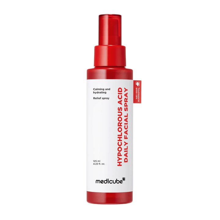 Vapaasti rajattu tuotekuva tuotteesta Medicube Hypochlorous Acid Daily Facial Spray vaaleaa taustaa vasten. Punainen ja valkoinen pullodesign on keskiössä ja tuo esiin tuotteen puhtaan ja ammattimaisen ulkonäön.