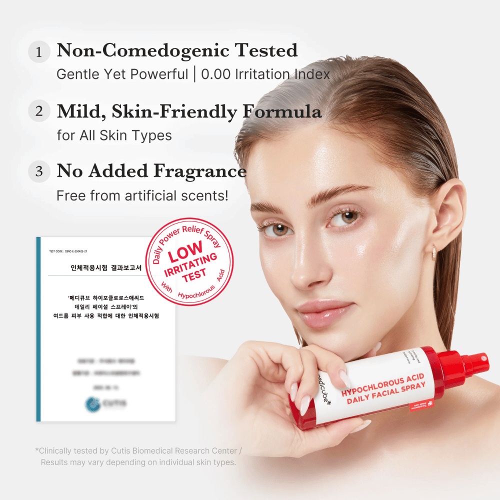 Malli pitää kädessään tuotetta Medicube Hypochlorous Acid Daily Facial Spray yhdessä tiedon kanssa, että tuote on testattu vähäisen ärsyttävyyden osalta, on hajusteeton ja sopii kaikille ihotyypeille. Testisertifikaatti näkyy taustalla vahvistamassa tuotteen uskottavuutta.