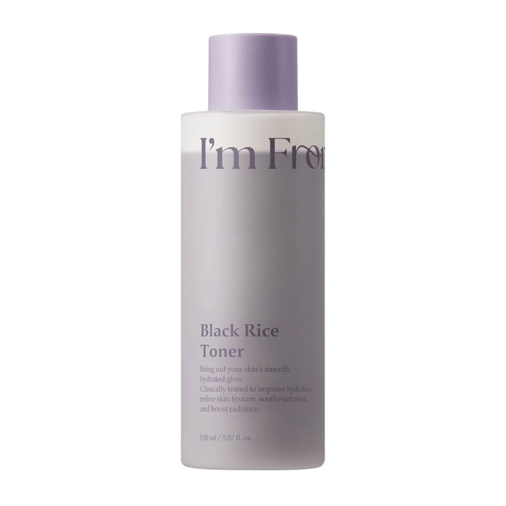 I'm From Black Rice Toner 150 ml, kosteuttava kasvovesi mustalla riisillä vaaleanlilassa pullossa valkoista taustaa vasten.