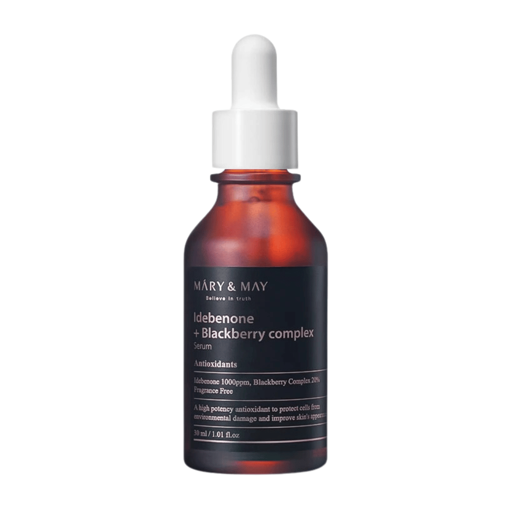 Kuva MARY & MAY Idebenone + Blackberry Complex Serum tyylikkäässä, tummassa lasipullossa. Seerumi sisältää 1000 ppm idebenonia ja 20 % karhunvatukkakompleksia, joka tarjoaa voimakkaita antioksidantteja suojaamaan ihoa ympäristön vaurioilta ja parantamaan sen ulkonäköä. Pullon muotoilu korostaa tuotteen laatua ja tehokkuutta.