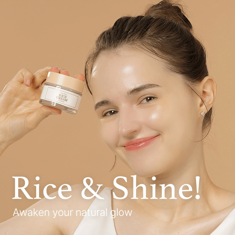Nuori nainen hymyilee pitäen purkkia, jossa on merkintä "RICE CREAM", taustalla teksti "Rice & Shine! Herätä luonnollinen hehkusi".