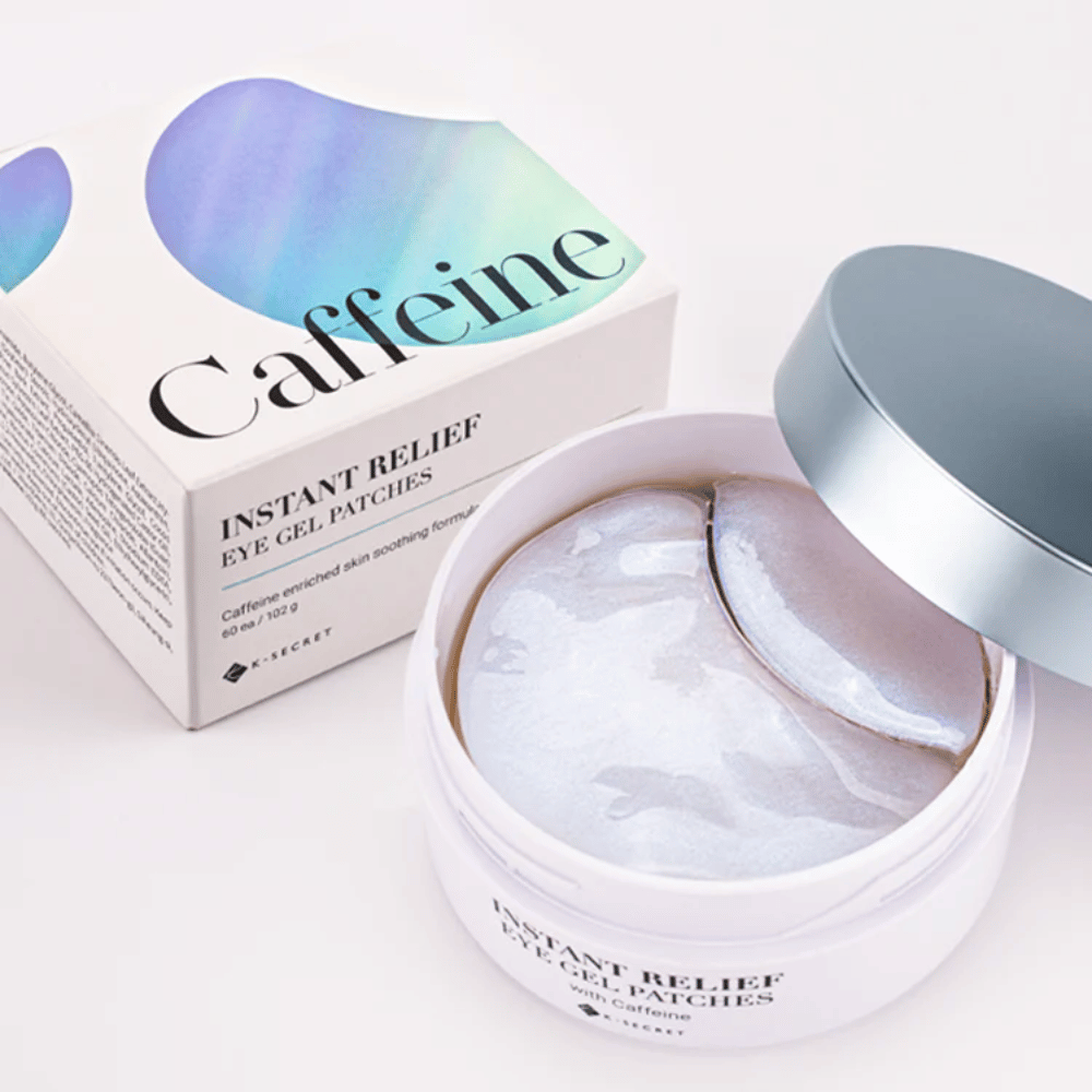 Purkki ja pakkaus K-Secret Instant Relief Eye Gel Patches kofeiinilla, avattu ja näyttää hohtavat hydrogeelityynyt.