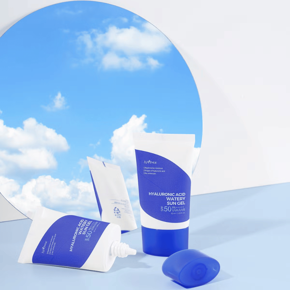 Sininen ja valkoinen Hyaluronic Acid Watery Sun Gel 50 ml ihonhoitosetti SPF50+:lla valkoisella taustalla Isntree.