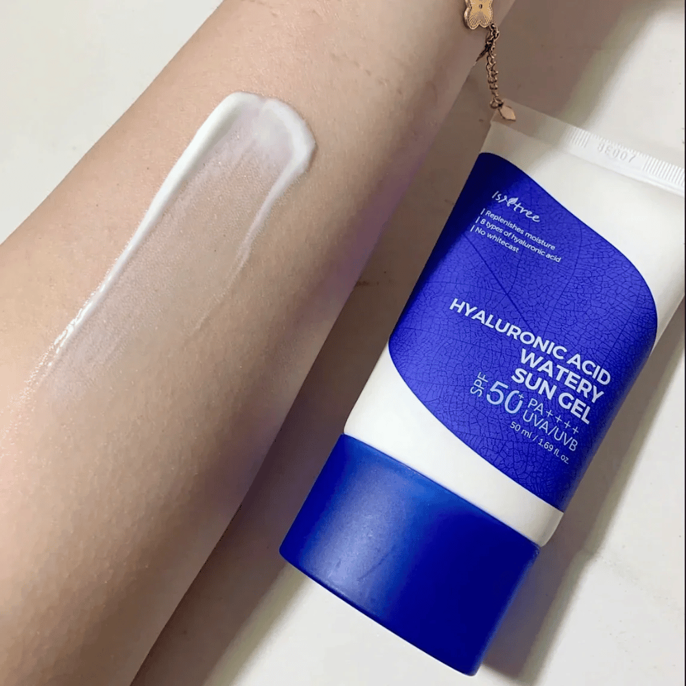 Isntree Hyaluronic Acid Watery Sun Gel SPF50+ PA++++ 50ml – kosteuttava aurinkovoide hyaluronihapolla, näytetään iholla ilman valkoista peittoa.