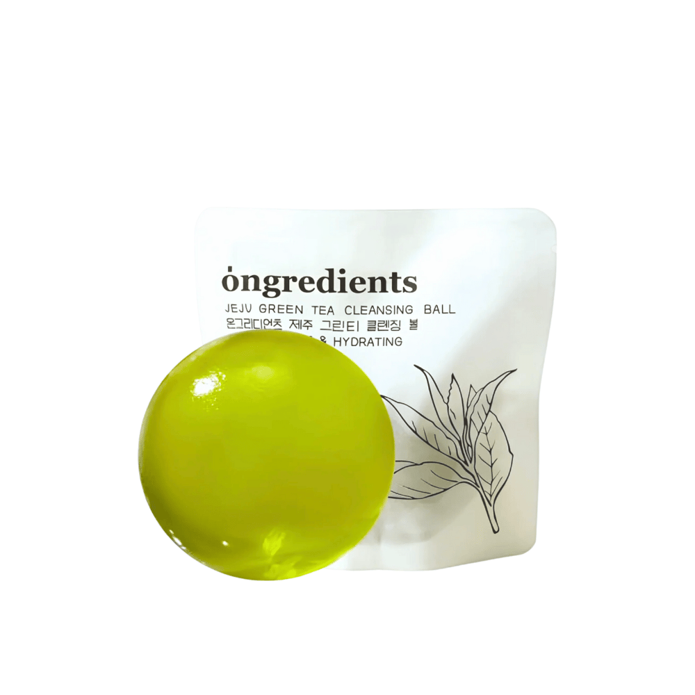 Tuotekuva Óngredients Jeju Green Tea Cleansing Ball pakkauksen edessä – vegaaninen puhdistus, joka raikastaa ja kosteuttaa ihoa.