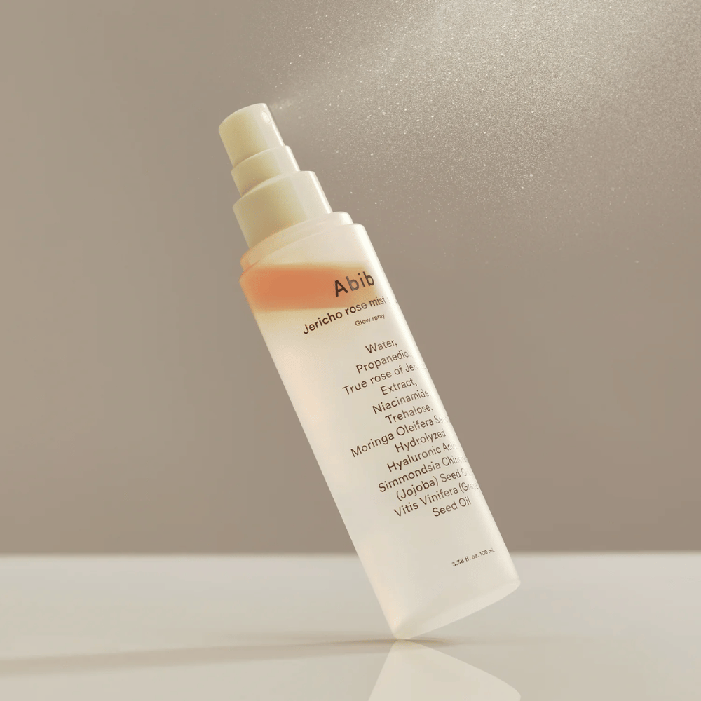 Abib Jericho Rose Mist Serum suihkutetaan ilmaan. Kevyt ja raikas sumu ruusu- ja moringaöljyllä luonnolliseen hehkuun.