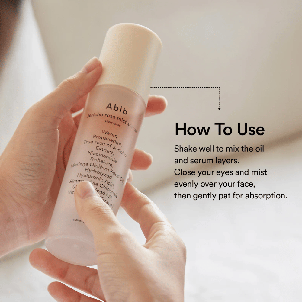 Henkilö pitää Abib Jericho Rose Mist Serum -pulloa ja näyttää, kuinka öljy ja seerumi sekoitetaan ravistamalla pulloa ennen käyttöä.