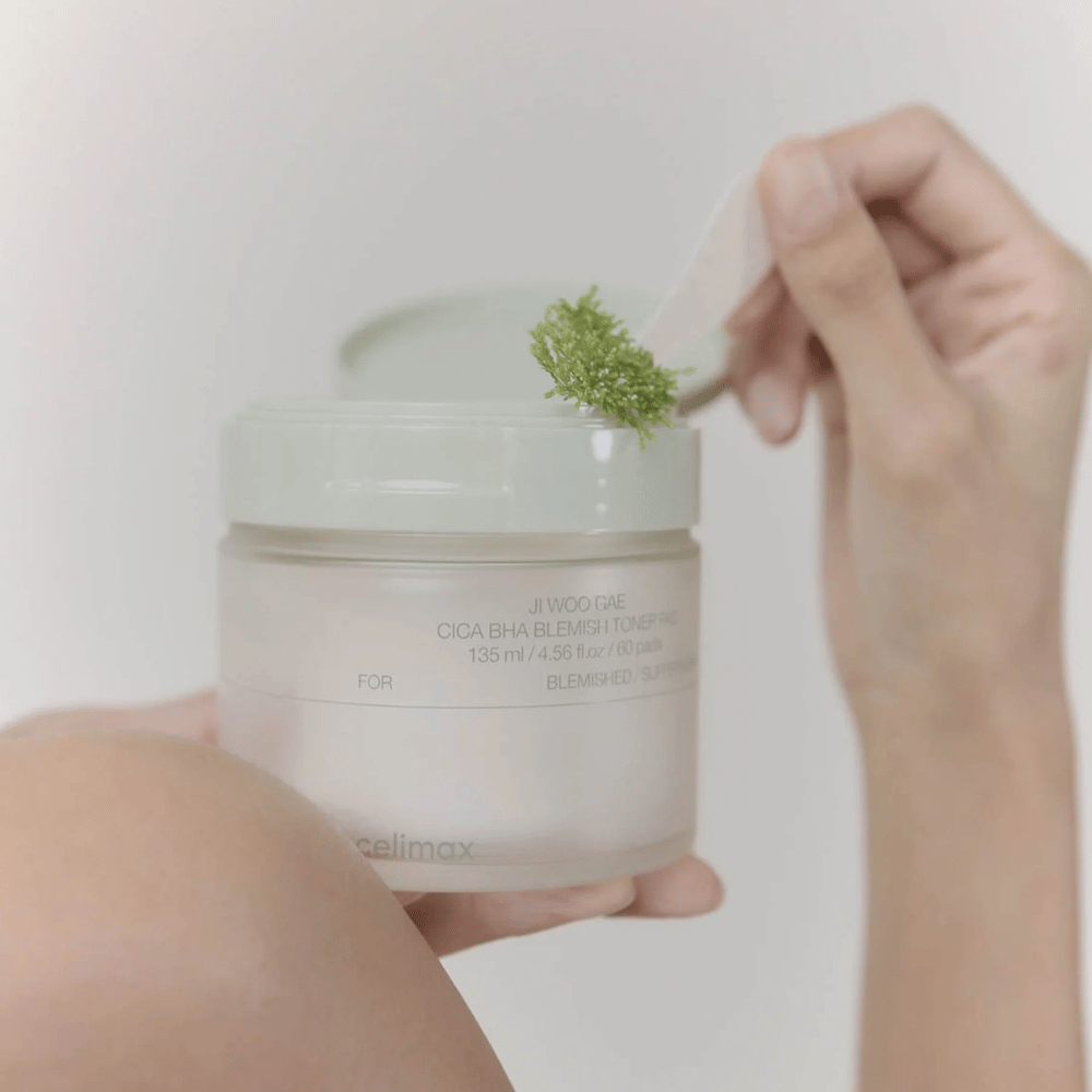 Celimax Ji Woo Gae Cica BHA Blemish Toner Pad centella-uutteella käytössä – mieto kuorinta kirkkaalle iholle.