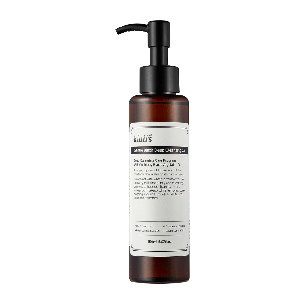 Pullo, jossa on Klairs Gentle Black Deep Cleansing Oil, puhdistusöljy, mustalla pumpulla ja tuotekuvaus, valkoista taustaa vasten.