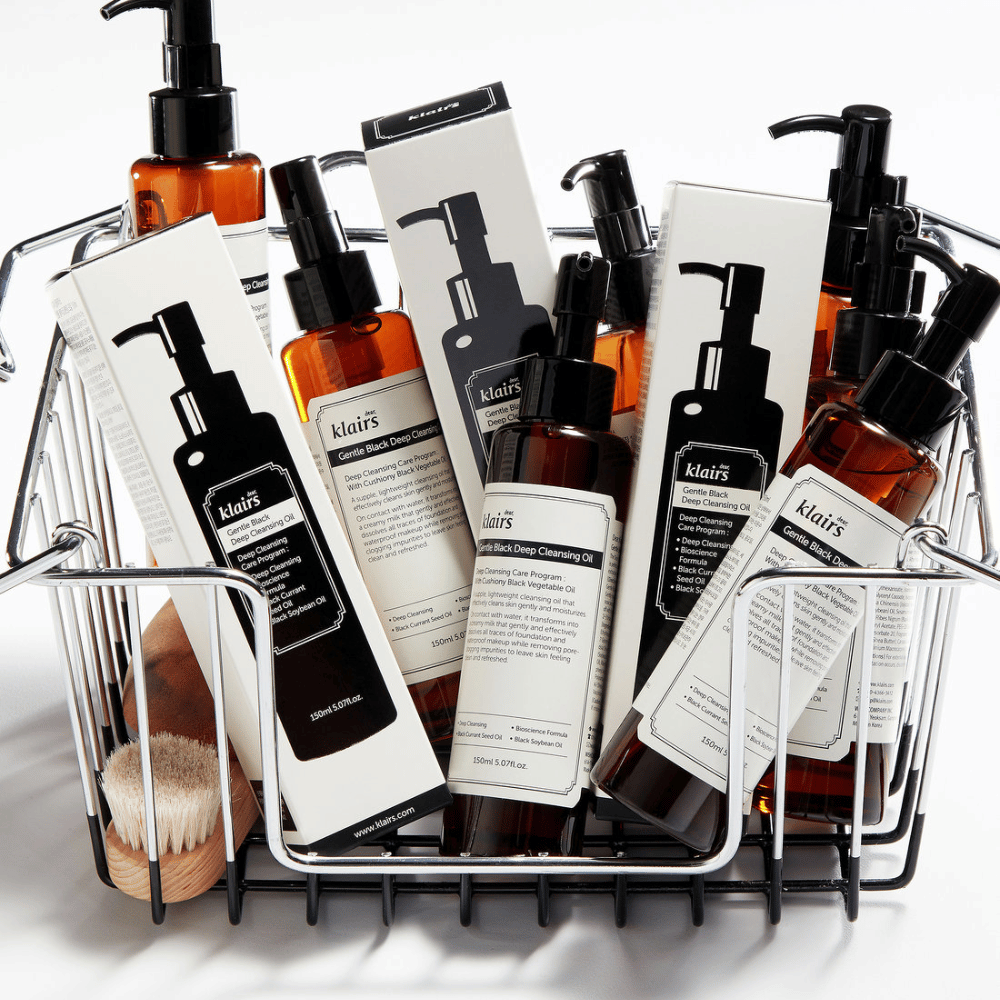 Minikokoinen ostoskärry, joka on täynnä ihonhoitotuotteita Klairs, mukaan lukien Gentle Black Deep Cleansing Oil läpinäkyvissä pulloissa, joissa on mustat pumput ja yhteensopivat pakkaukset.
