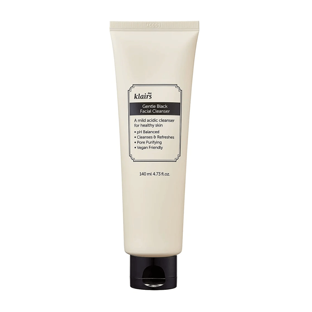 Putkilo Klairs Gentle Black Facial Cleanser mustalla korkilla ja tekstillä ominaisuuksista, kuten mieto ja pH-tasapainotettu, puhtaalla valkoisella taustalla.