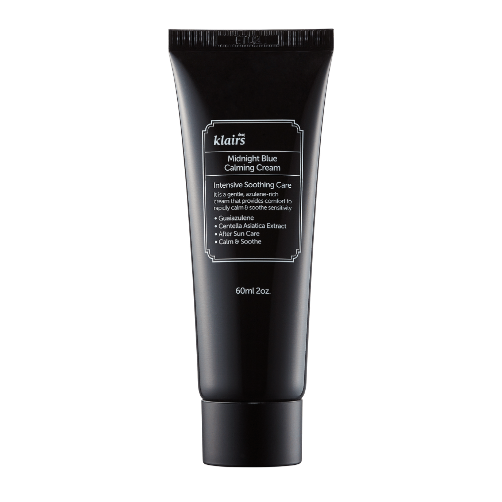 Musta Klairs Midnight Blue Calming Cream -tuubi, jota kuvataan intensiivisesti rauhoittavaksi voiteeksi, valkoisella taustalla.