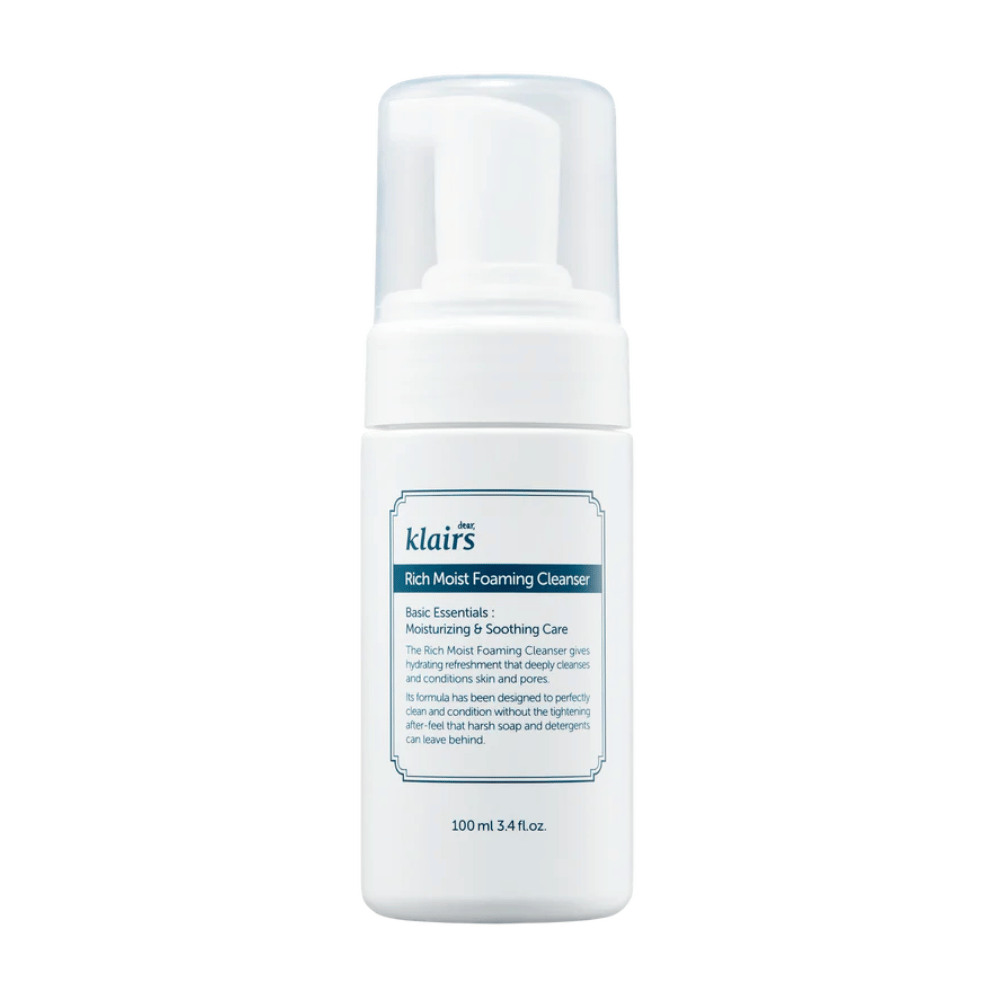 Klairs Rich Moist Foaming Cleanser pumppupullo, jossa on kuvaus kosteuttavista ja rauhoittavista ominaisuuksista, valkoista taustaa vasten.