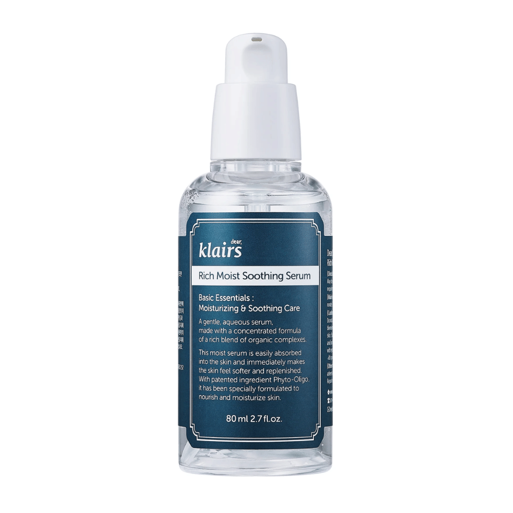 Läpinäkyvä pullo, jossa on Klairs Rich Moist Soothing Serum ja valkoinen tiputuskorkki, valkoisella taustalla.