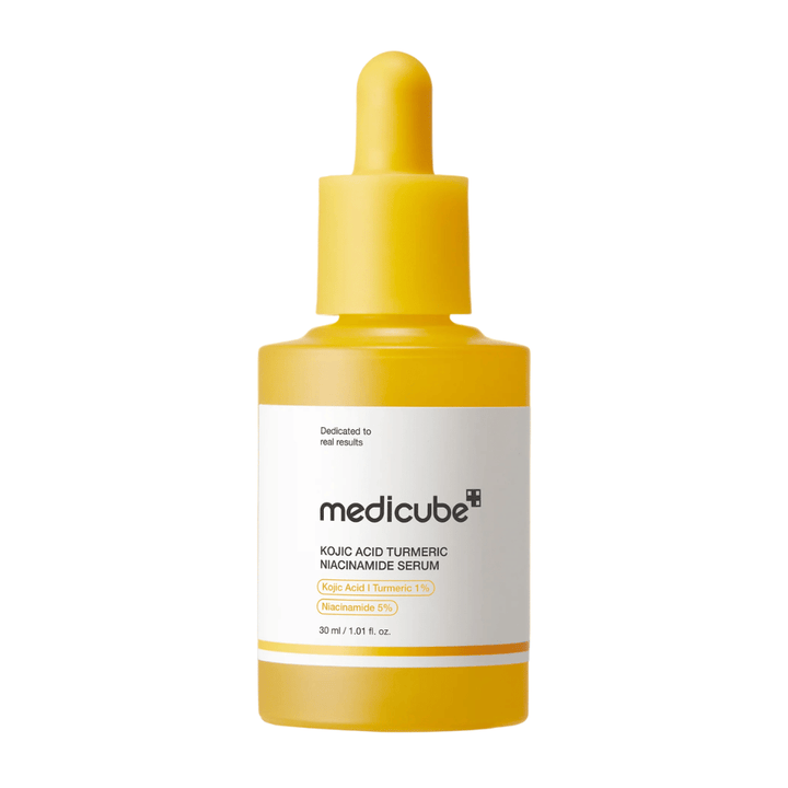 Irrotettu tuotekuva tuotteesta Medicube Kojic Acid Turmeric Niacinamide Serum keltaisella pullolla ja pipetillä. Minimalistinen muotoilu ja lämpimät värit antavat modernin ja kliinisen vaikutelman samalla kun tuote yhdistyy glow- ja brightening skincareen.