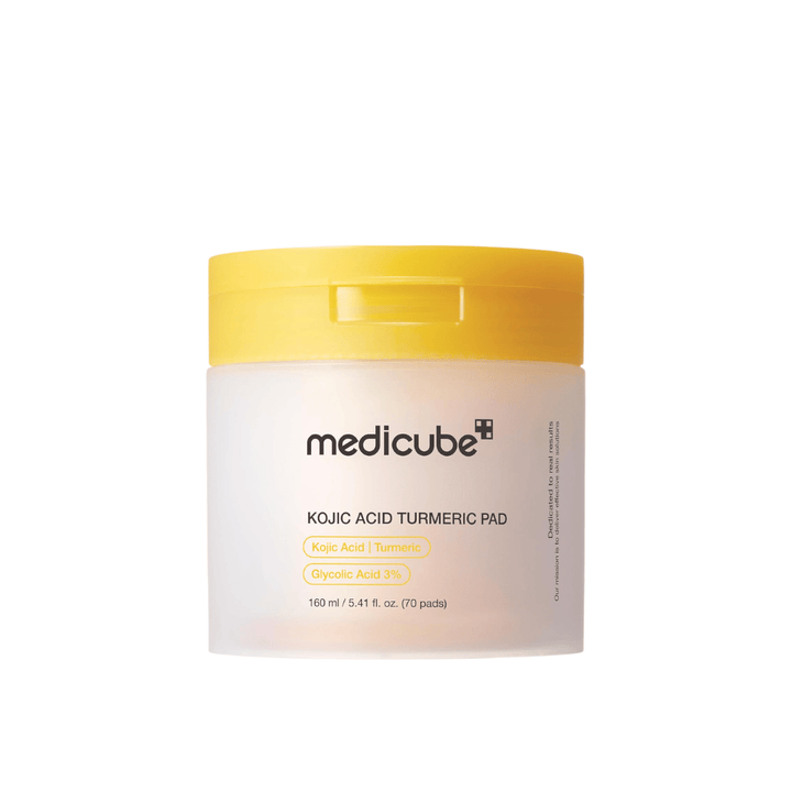 Vapaasti leikattu tuotekuva tuotteesta Medicube Kojic Acid Turmeric Pad keltaisessa purkissa, jossa on kuorivia lappuja sisältäen kojiinihappoa, kurkumaa ja glykolihappoa tasaisemman ihonsävyn ja hehkun saavuttamiseksi.