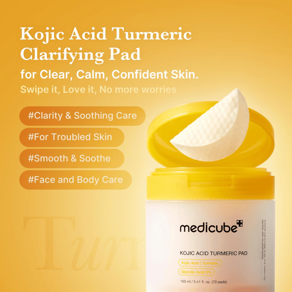 Kampanjakuva tuotteelle Medicube Kojic Acid Turmeric Pad, joka korostaa kuorivia lappuja kirkkaamman ihon, rauhoittavan hoidon sekä käytön sekä kasvoille että vartalolle.
