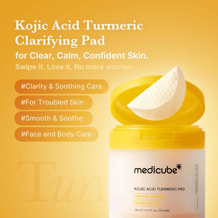 Kampanjakuva tuotteelle Medicube Kojic Acid Turmeric Pad, joka korostaa kuorivia lappuja kirkkaamman ihon, rauhoittavan hoidon sekä käytön sekä kasvoille että vartalolle.