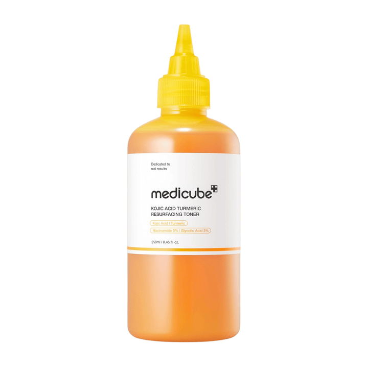Vapaataustainen tuotekuva tuotteesta Medicube Kojic Acid Turmeric Resurfacing Toner keltaisessa applikaattoripullossa kuorivaan ihonhoitoon ja ihon rakenteen parantamiseen.
