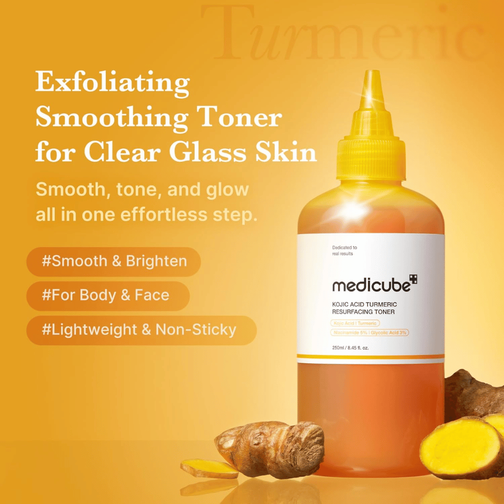 Kampanjakuva tuotteelle Medicube Kojic Acid Turmeric Resurfacing Toner, joka korostaa kuorivaa kasvovettä hehkua, tasaisempaa ihonsävyä ja kevyesti kosteuttavaa koostumusta varten kasvoille ja vartalolle.