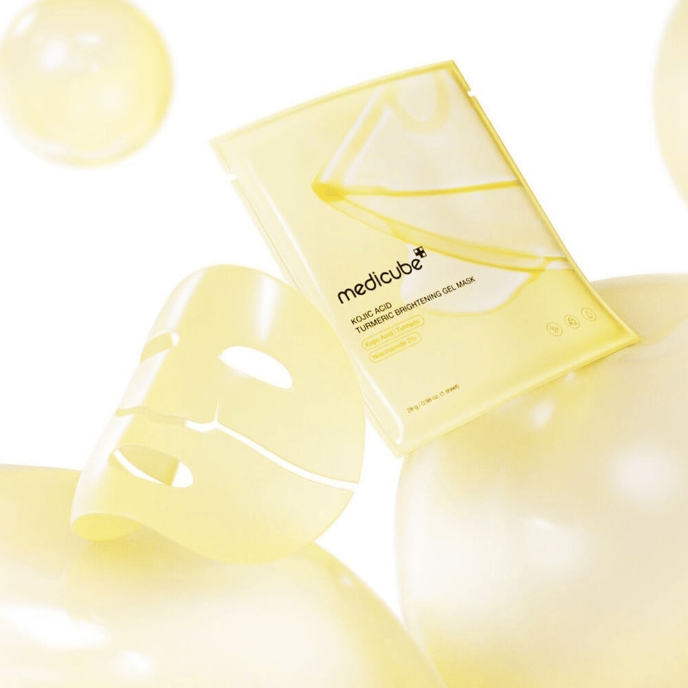 Medicube Kojic Acid Turmeric Brightening Gel Mask – heleyttävä geelinaamio, jossa on kojic-happoa ja kurkumaa, näkyy läpinäkyvässä arkissa ja keltaisessa pakkauksessa.