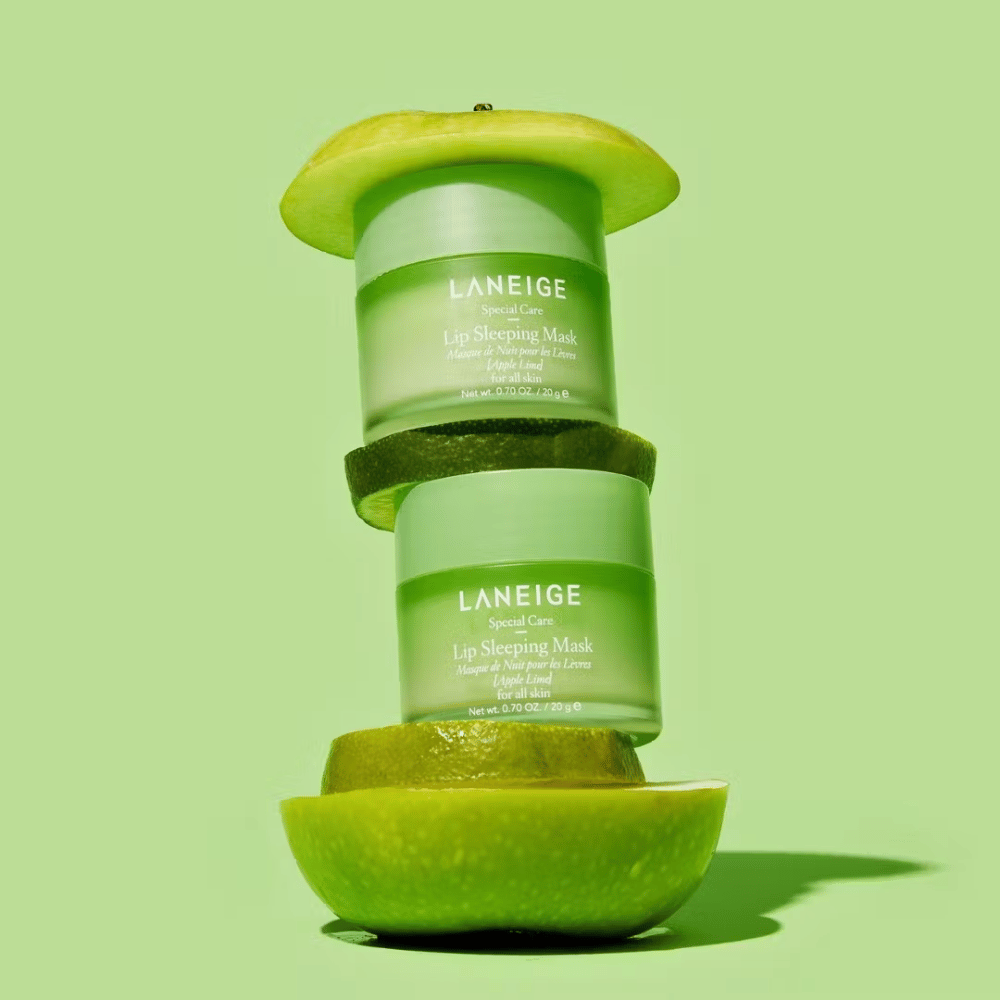 Kaksi purkkia LANEIGEn Lip Sleeping Mask Apple Lime 20g pinottuna päällekkäin ja kosteuttaa.
