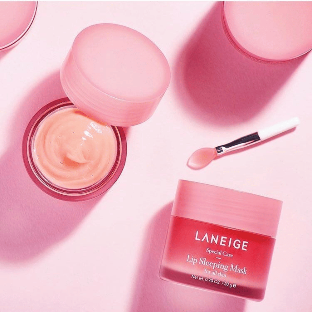 K-beauty'n Laneige'n Lip Sleeping Mask Berry 20g vaaleanpunaisella taustalla.