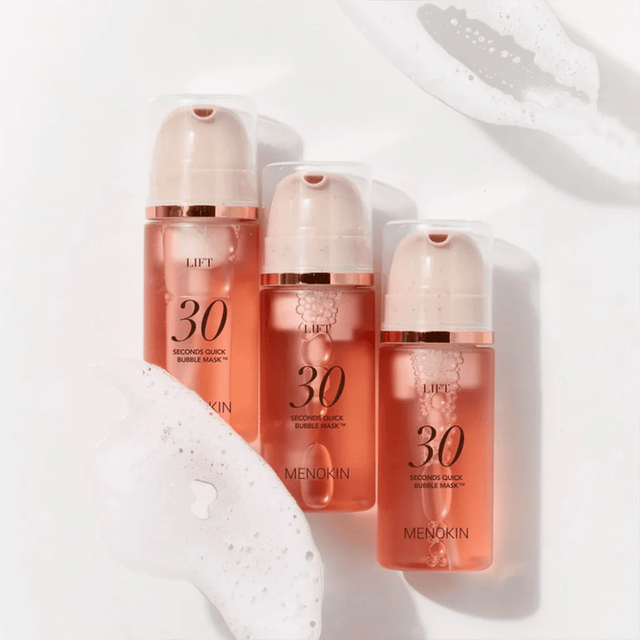 Esteettinen tuotekuva, jossa kolme pulloa tuotetta MENOKIN LIFT 30 Seconds Quick Bubble Mask on pehmeän vaahdon ympäröimänä, mikä korostaa kuplivaa ja puhdistavaa vaikutusta.