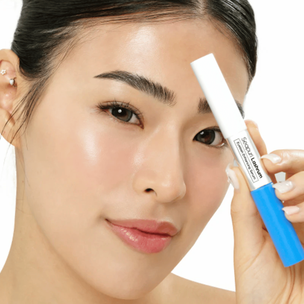 Nainen pitää kädessään Seapuri Lashrum Eyelash Enhancing Serum. Hoitava ripsiseerumi, joka vahvistaa ja määrittää ripset.