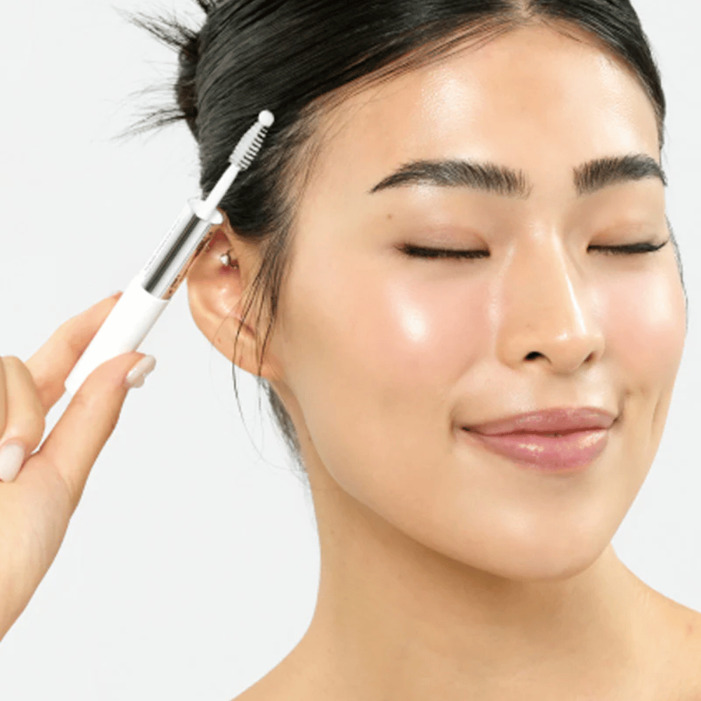 Nainen levittää Seapuri Lashrum Eyelash Enhancing Serum ripsille. Edistää luonnollista kasvua ja kiiltoa.