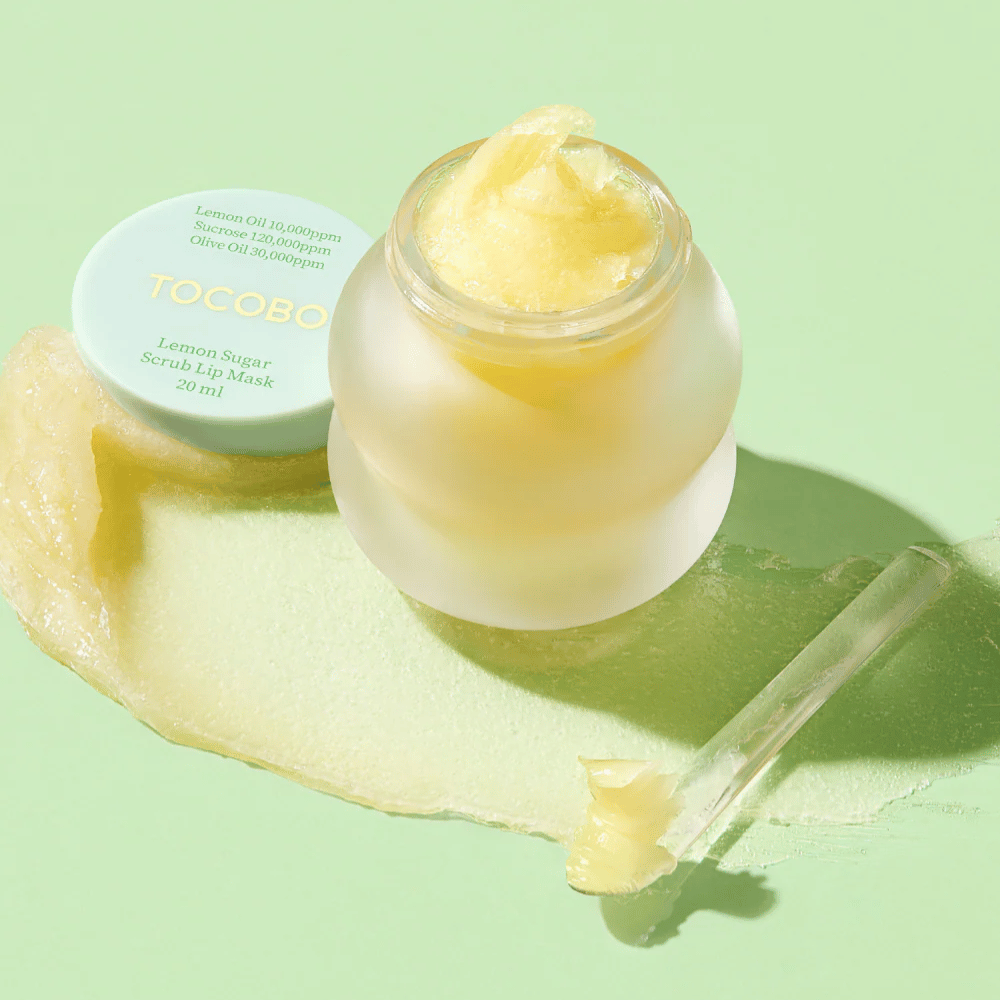 Avoin purkki Tocobo Lemon Sugar Scrub Lip Mask vihreällä taustalla, sisältö selvästi näkyvissä.