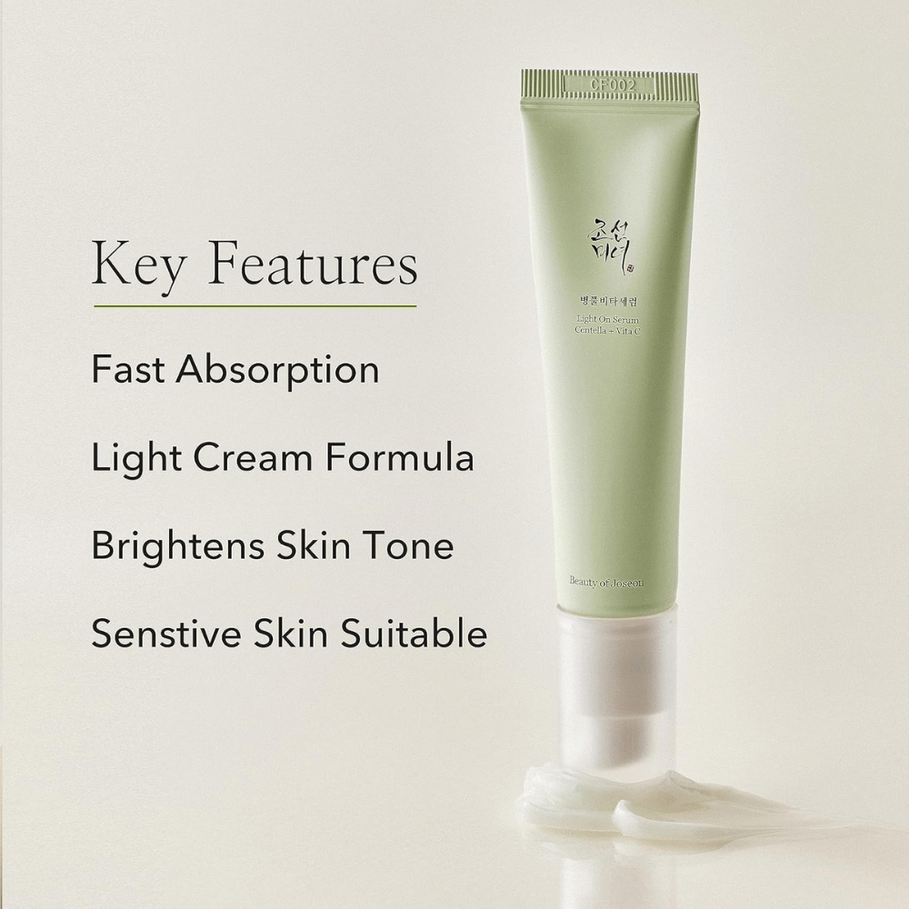 Beauty of Joseon Light On Serum Centellalla ja C-vitamiinilla, esitetään pystyasennossa puristettuna voiteena pohjassa. Tärkeimmät ominaisuudet listattuna vieressä: nopea imeytyminen, kevyt voidekoostumus, ihon sävyä parantava ja sopii herkälle iholle.