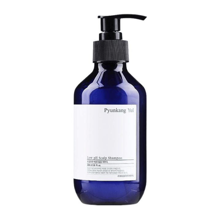 Tyylikäs eristetty tuotekuva tuotteesta Pyunkang Yul Low pH Scalp Shampoo sinisessä pumppupullossa minimalistisella muotoilulla.