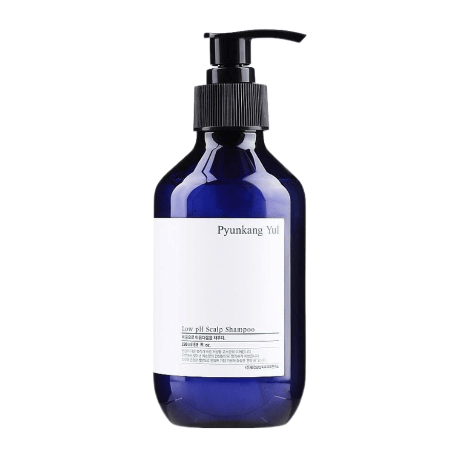 Tyylikäs eristetty tuotekuva tuotteesta Pyunkang Yul Low pH Scalp Shampoo sinisessä pumppupullossa minimalistisella muotoilulla.