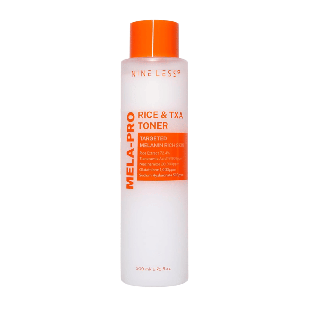 6. NINE LESS MELA-PRO Rice & TXA Toner 200 ml – valkoinen kasvovesipullo oranssilla korkilla ja etiketillä valkoista taustaa vasten