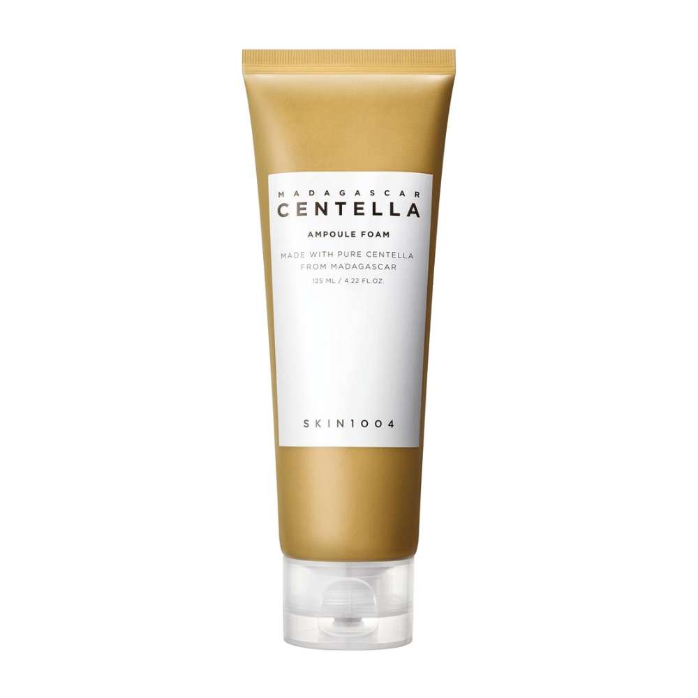 Kuva esittää "Madagascar Centella Ampoule Foam" -tuubin merkiltä SKIN1004. Se on kasvojen puhdistustuote, joka sisältää 125 ml / 4.22 fl.oz. Kaava perustuu puhtaaseen Centellaan, joka on uutettu Madagaskarin kasveista. Tuote on suunniteltu hellävaraiseen ihon puhdistukseen ja hoitoon.