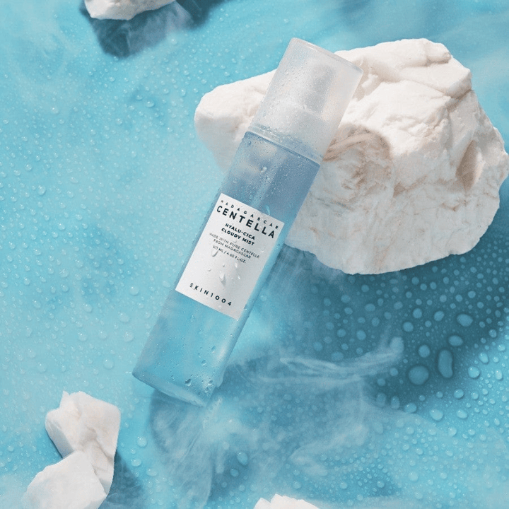 SKIN1004 Madagascar Centella Hyalu-Cica Cloudy Mist 120 ml – kosteuttava kasvosuihke centella asiaticalla ja hyaluronihapolla kosteassa ympäristössä