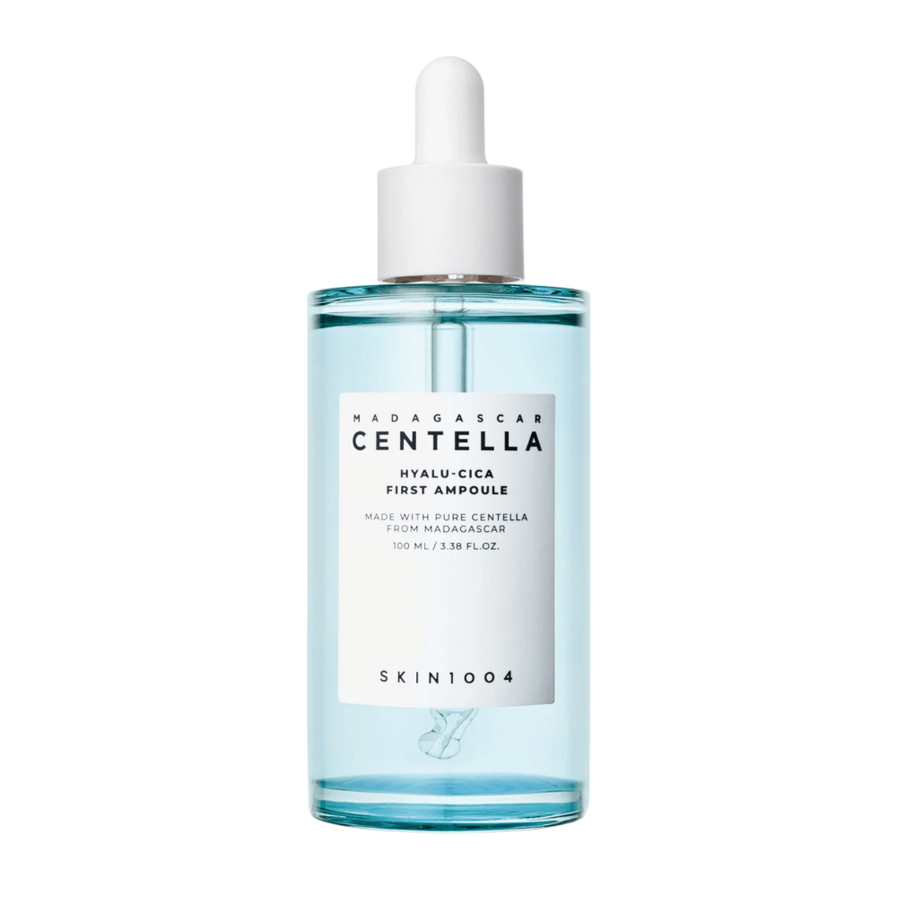 Tuotekuva Skin1004 Madagascar Centella Hyalu-Cica First Ampoule, 100 ml pullo, jossa on valkoinen etiketti ja pipetti.