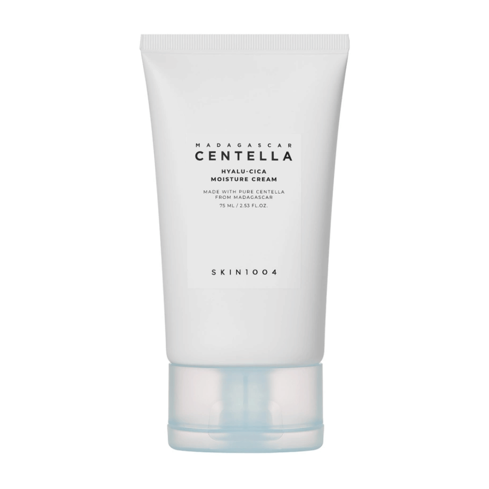 Valkoinen tuubi SKIN1004 Madagascar Centella Hyalu-Cica kosteusvoidetta yksivärisellä taustalla.