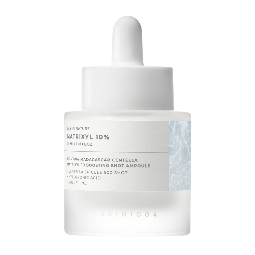 Lähikuva SKIN1004 Madagascar Centella Matrixyl 10 Boosting Shot Ampoule joka näyttää pipetin ja etiketin – korkeapitoisuuksinen peptidiseerumi ihon kimmoisuudelle ja kosteutukselle.