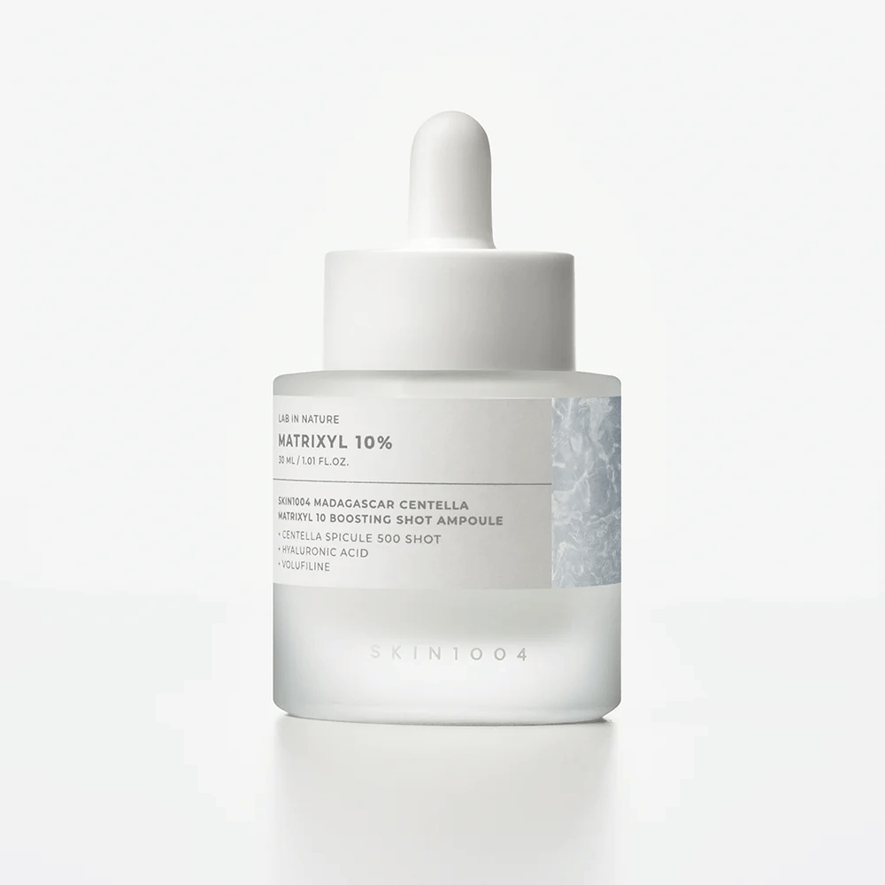 SKIN1004 Madagascar Centella Matrixyl 10 Boosting Shot Ampoule alkuperäispakkauksessa – kasvoserumi 10 % Matrixylillä, hyaluronihapolla ja centellalla täyteläiselle ja sileälle iholle.