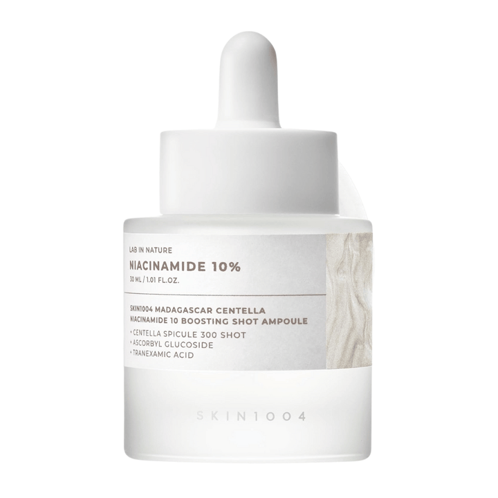 SKIN1004 Madagascar Centella Niacinamide 10 Boosting Shot Ampoule seisoo valkoisella taustalla – korkean pitoisuuden niasiiniamidi-seerumi kirkkaamman ihon, hehkun ja tasapainoisen talintuotannon saavuttamiseksi.