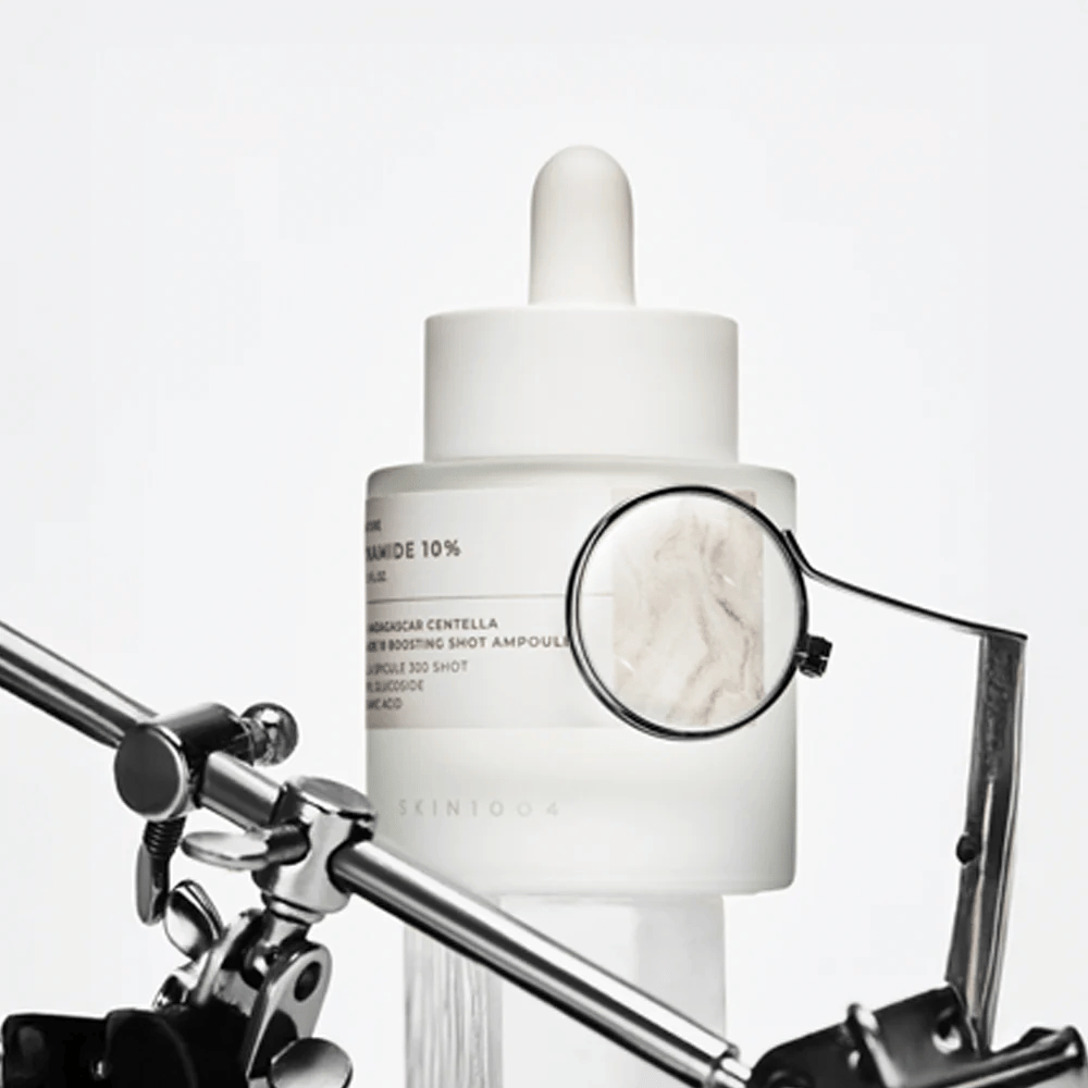 Yksityiskohtainen kuva SKIN1004 Madagascar Centella Niacinamide 10 Boosting Shot Ampoule, joka korostaa ainesosien keskittymistä ja aktiivista kaavaa kirkkaamman ihon ja tasaisemman ihon rakenteen saavuttamiseksi.