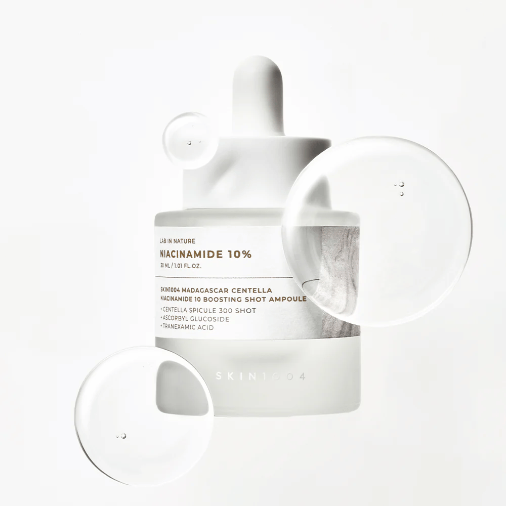 SKIN1004 Madagascar Centella Niacinamide 10 Boosting Shot Ampoule seerumitipoilla, jotka osoittavat kevyen, nopeasti imeytyvän koostumuksen niasiiniamidilla, traneksaamihapolla ja centellalla.