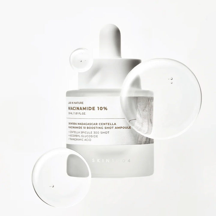SKIN1004 Madagascar Centella Niacinamide 10 Boosting Shot Ampoule seerumitipoilla, jotka osoittavat kevyen, nopeasti imeytyvän koostumuksen niasiiniamidilla, traneksaamihapolla ja centellalla.