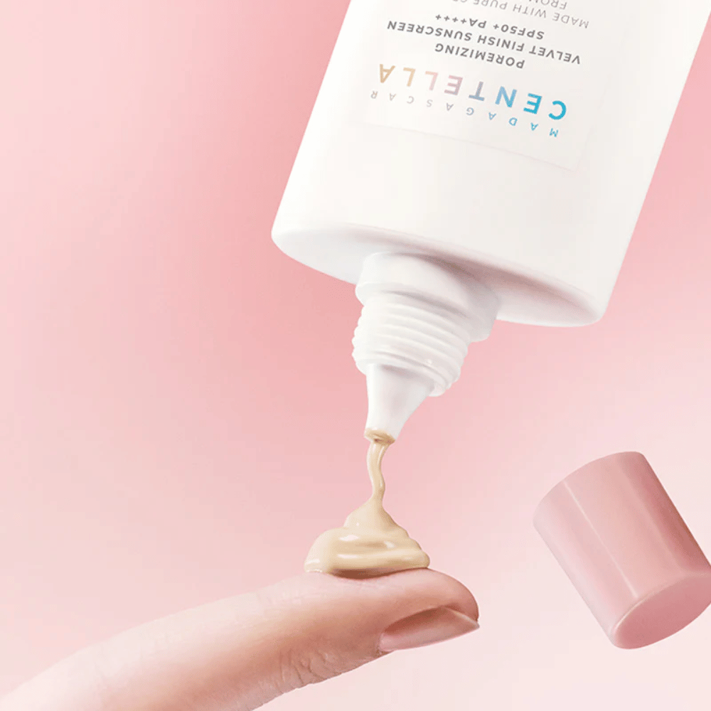 SKIN1004 Madagascar Centella Poremizing Velvet Finish Sunscreen SPF 50+ PA++++ voidemainen koostumus sulautuu ihoon ja antaa luonnollisen, samettisen lopputuloksen ilman tahmeutta.