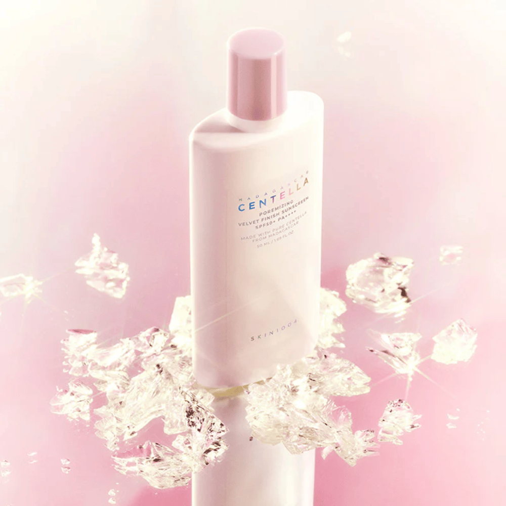 SKIN1004 Madagascar Centella Poremizing Velvet Finish Sunscreen SPF 50+ PA++++ kevyellä koostumuksella, joka imeytyy vaivattomasti ja tarjoaa pitkäkestoisen suojan pehmeällä, samettisella tunteella.