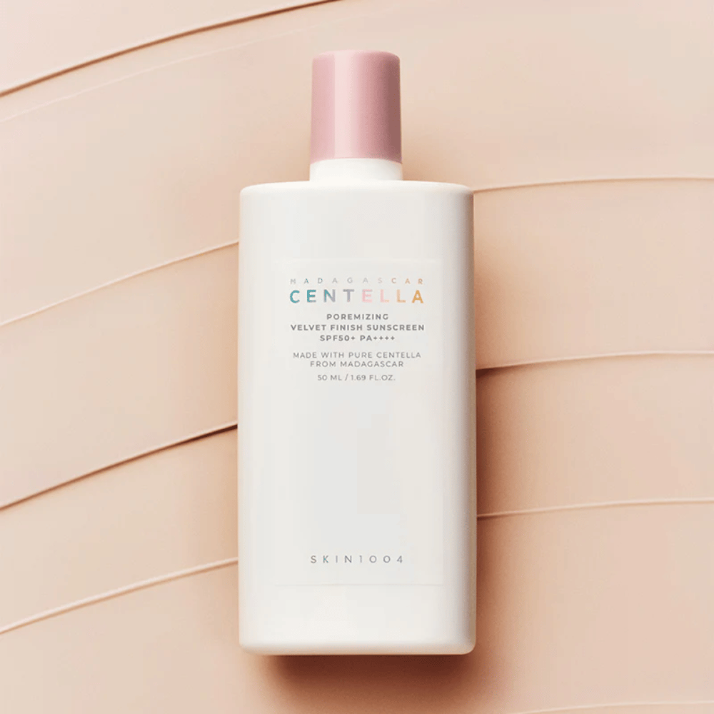 SKIN1004 Madagascar Centella Poremizing Velvet Finish Sunscreen SPF 50+ PA++++ sisältää Centella Asiaticaa, joka rauhoittaa ihoa ja jättää miellyttävän, mattapintaisen lopputuloksen ilman valkoista kalvoa.