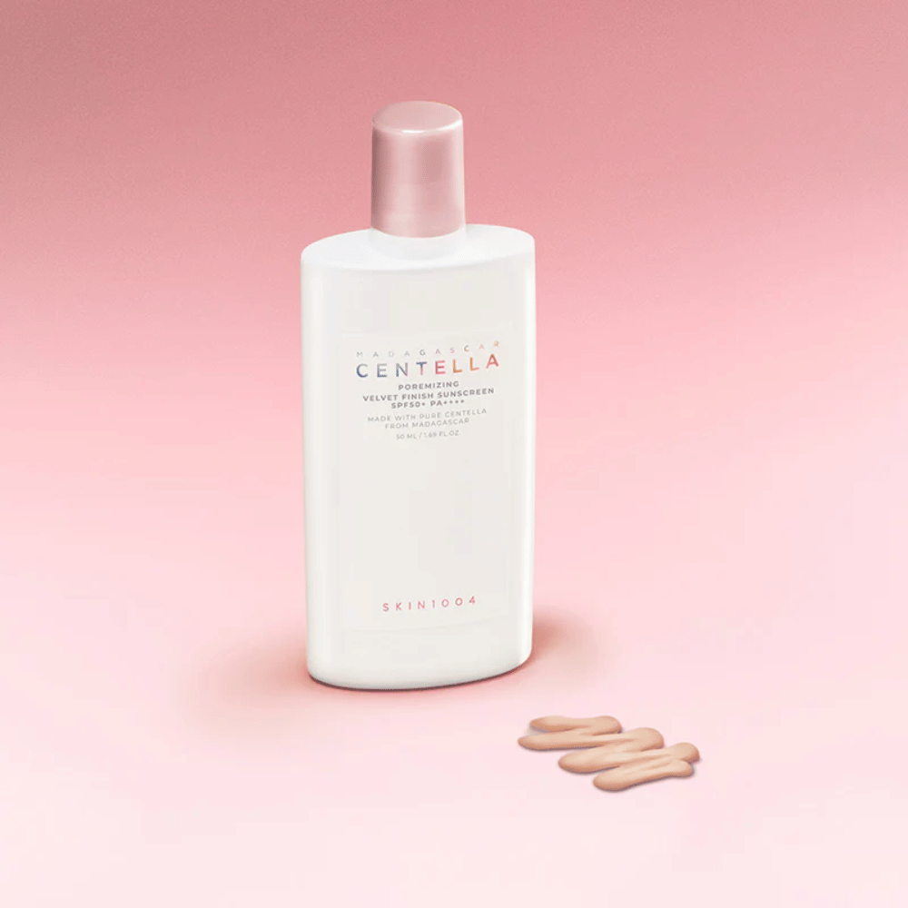 SKIN1004 Madagascar Centella Poremizing Velvet Finish Sunscreen SPF 50+ PA++++ – kevyt aurinkovoide samettisella lopputuloksella, joka suojaa ihoa ja auttaa hallitsemaan kiiltoa.